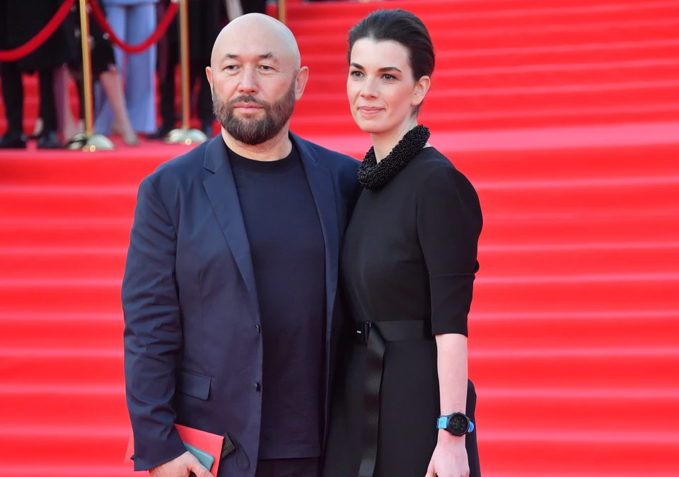 Режиссер является мужем бывшего помощника главы Татарстана Наталии Фишман‑Бекмамбетовой.