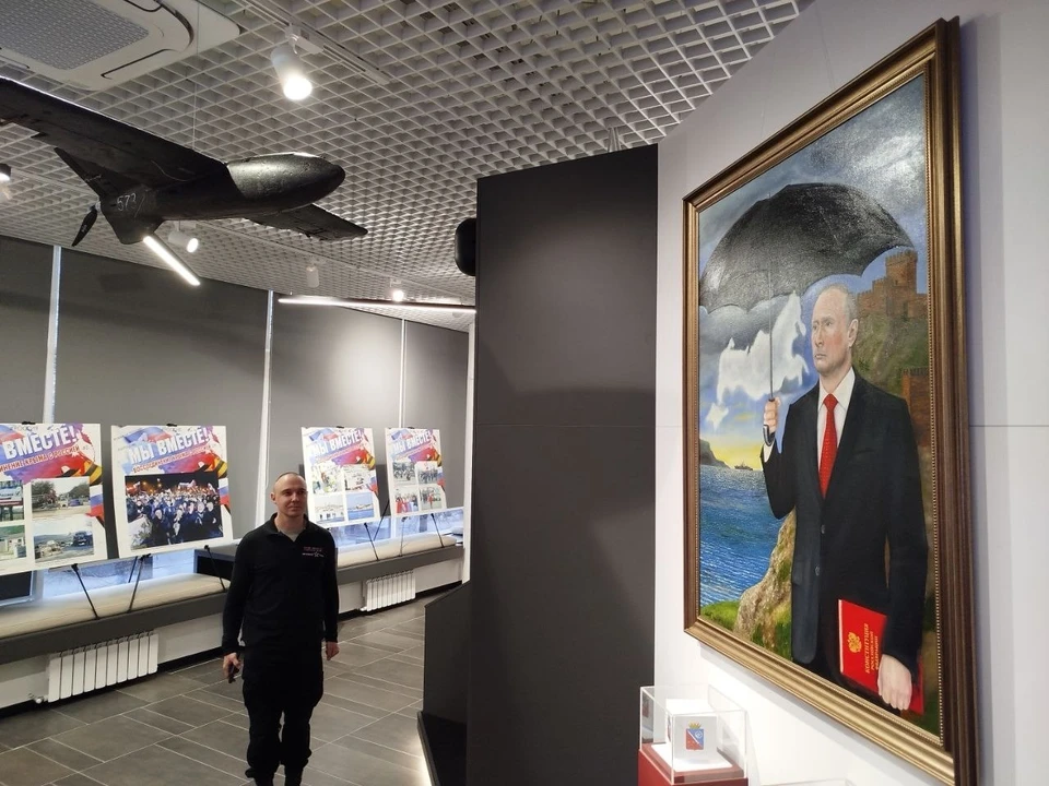 Картина с Путиным впервые появилась на выставке. Фото: Музей СВО Челябинск / vk.com