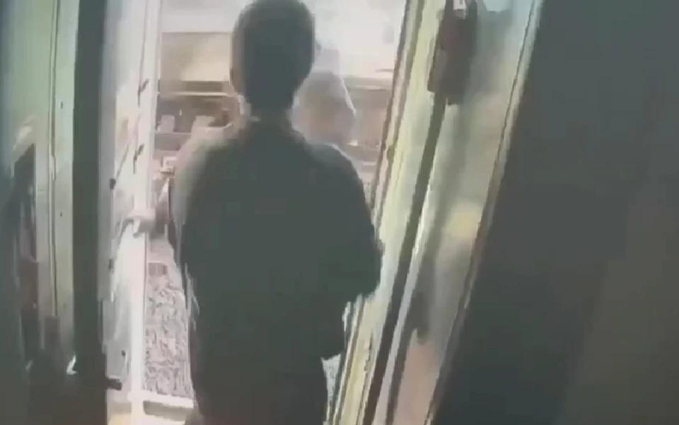 Проводница попала в больницу, а дебошир, уже имевший проблемы с законом, взят под стражу. Фото: скриншот видео.