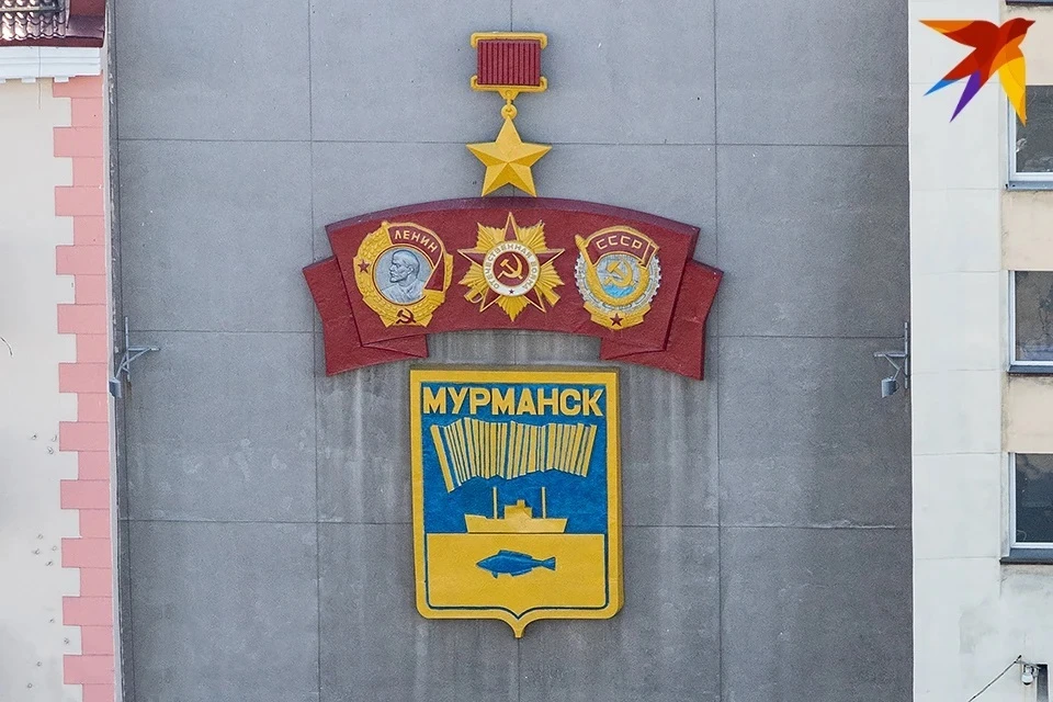 Серый фон наград пока менять не будут.