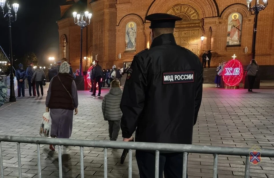 Полиция обеспечивает безопасность.