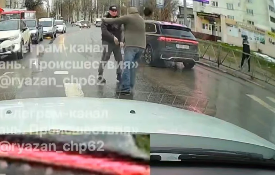 По поводу избиения пенсионера на пешеходном переходе в Рязани началась проверка.