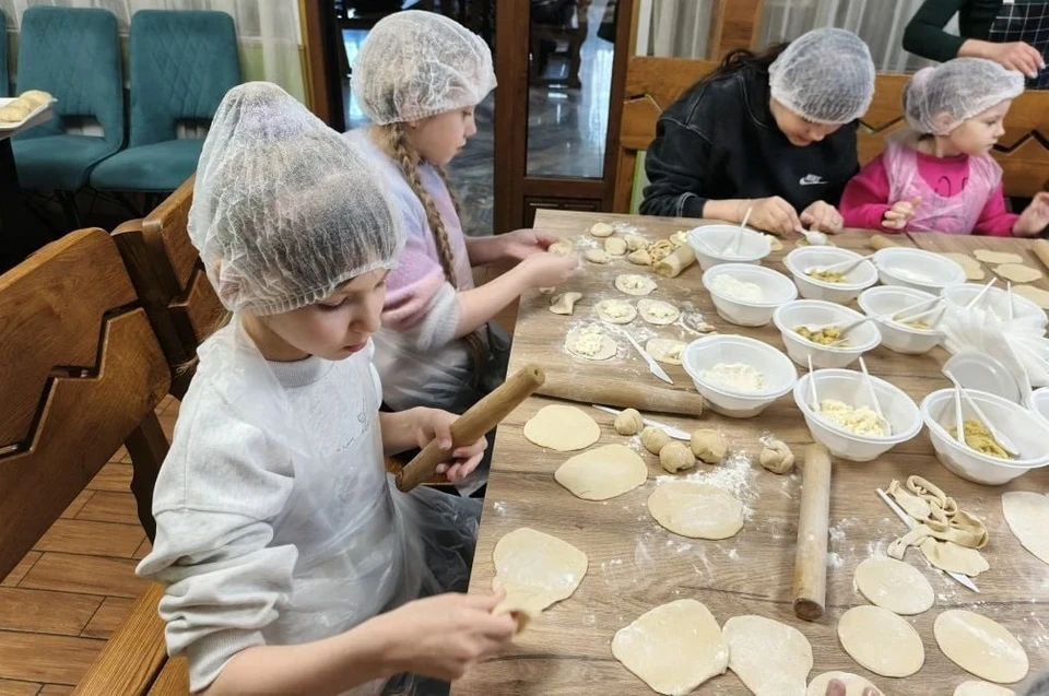 Под руководством взрослых дети погрузились в основы кулинарного искусства. Фото: t.me/fond_ZO_DPR