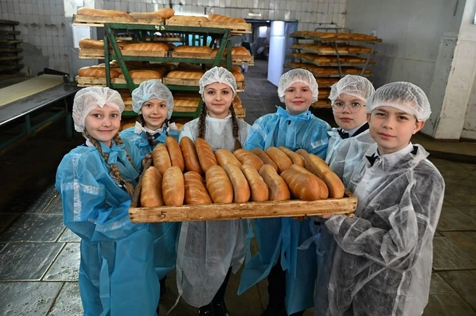 Школьники Макеевки побывали на хлебозаводе. Фото: Минсельхоз ДНР