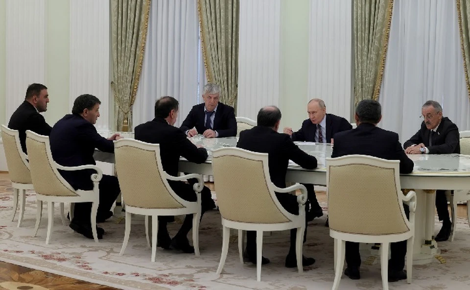 Кадровый вопрос о новом руководителе Владимир Путин обсудил с представителями республики. Фото: www.kremlin.ru