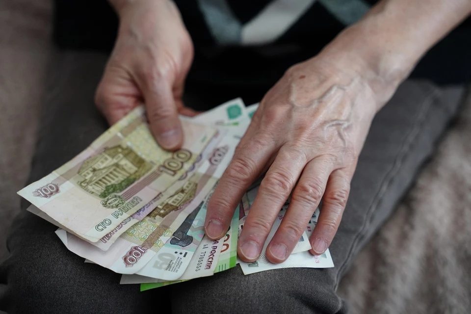 Если ветеран получает пенсию на банковскую карту, выплата приходит на ту же карту.