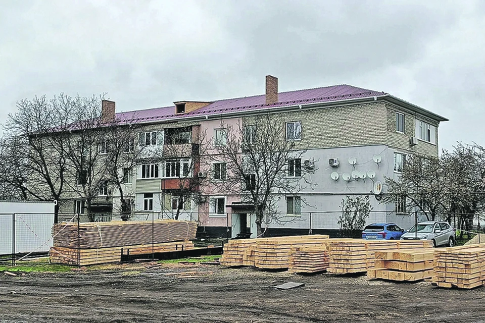 В поселке Родаково при поддержке региона-шефа Алтайского края ремонтируют многоквартирные дома в квартале Солнечный.