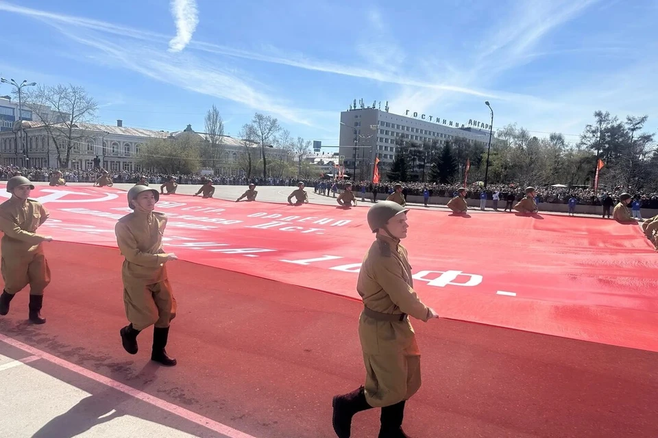 В Иркутске курсанты пронесли по площади гигантскую копию Знамени Победы.