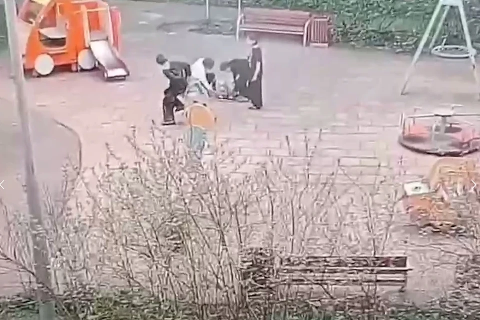 В Красногвардейском районе вычислили хулиганов, которые пошалили с петардой на детской площадке на Маршала Блюхера, 55. Фото: t.me/aakhort