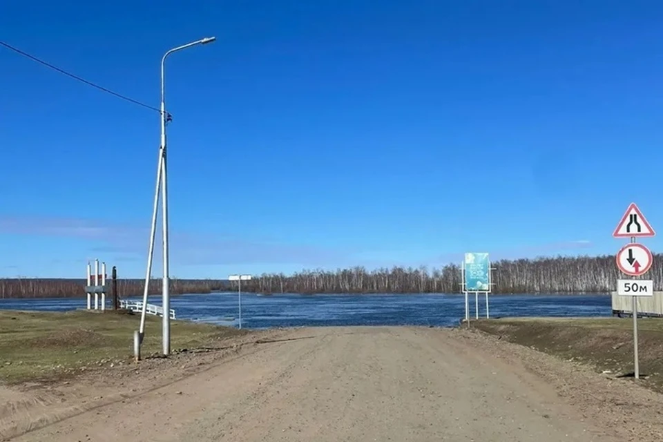 Разлившаяся вода перекрыла движение по трассе «Борогон». Фото: Управтодор Якутии
