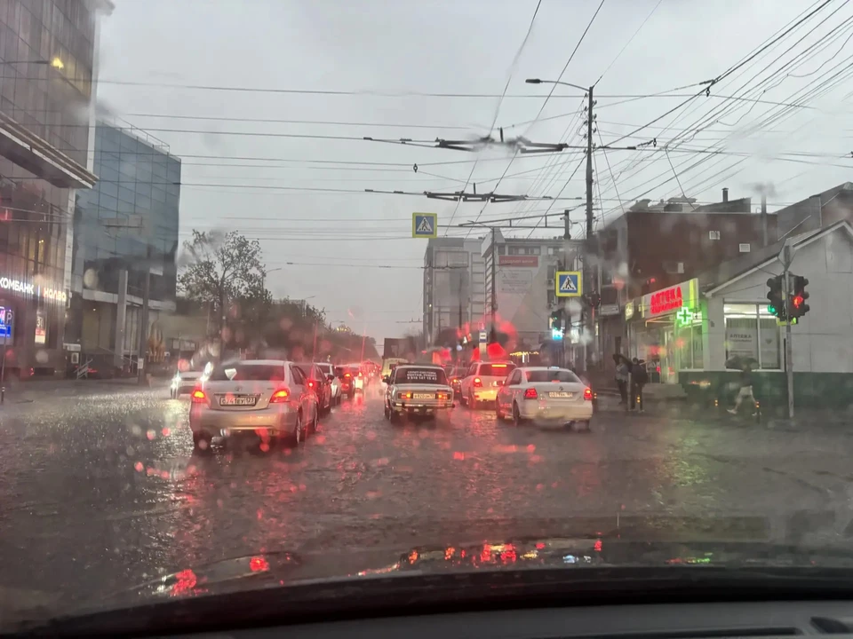 Подтопленные улицы и перекрытые дороги