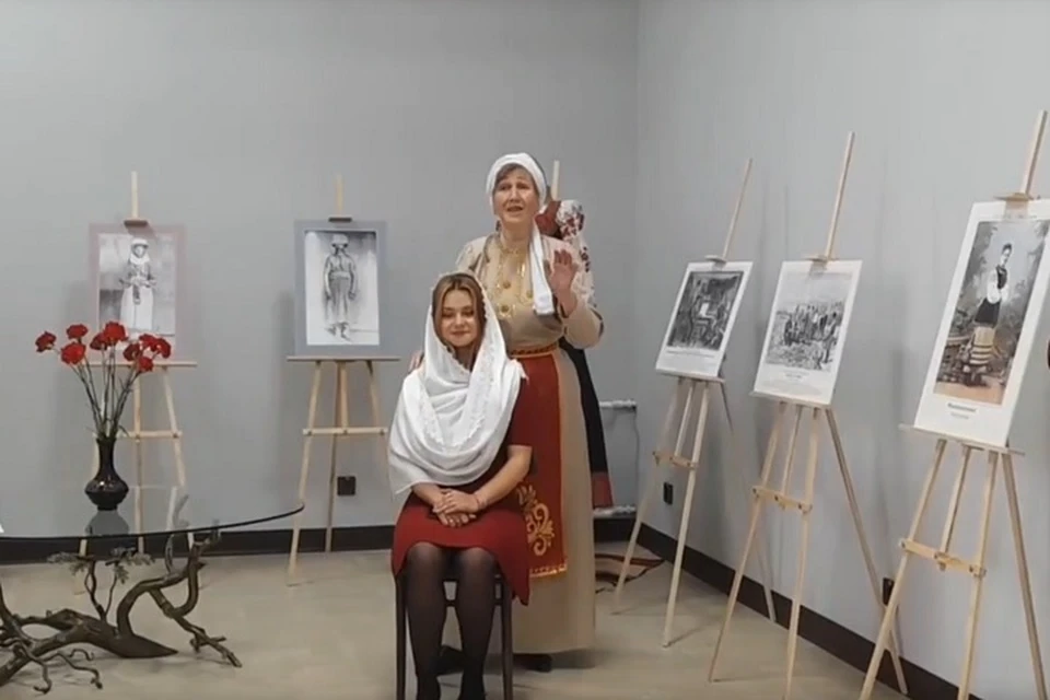 В музее Мариуполя открылась выставка костюмов народов Российской империи. Фото: АГО Мариуполь