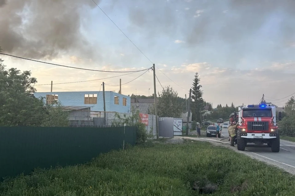 В Монетном сгорел дом, где жила вдова бойца СВО с тремя детьми. Фото: telegram-канал Владимира Шауракса