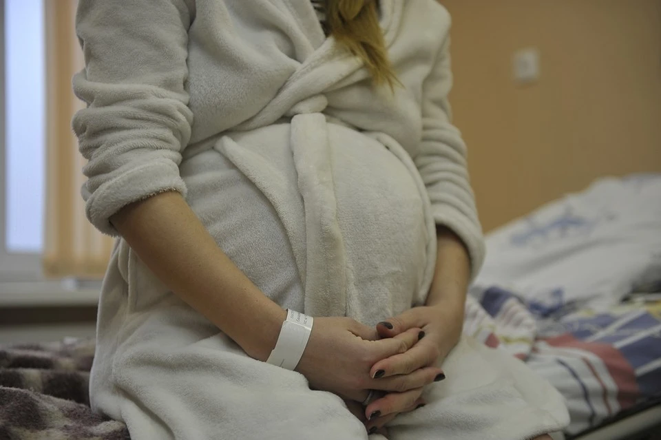 Будучи в отношениях с 14-летним подростком, женщина забеременела