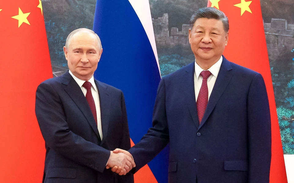 Никонов объяснил жест Путина с пиджаком в Пекине