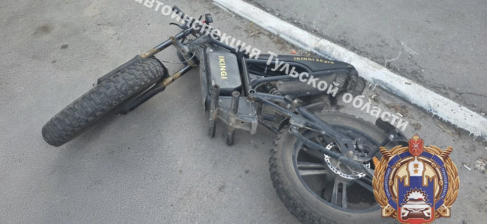 В Туле на улице Демонстрации автомобиль Kia при движении задним ходом столкнулся с электровелосипедом.