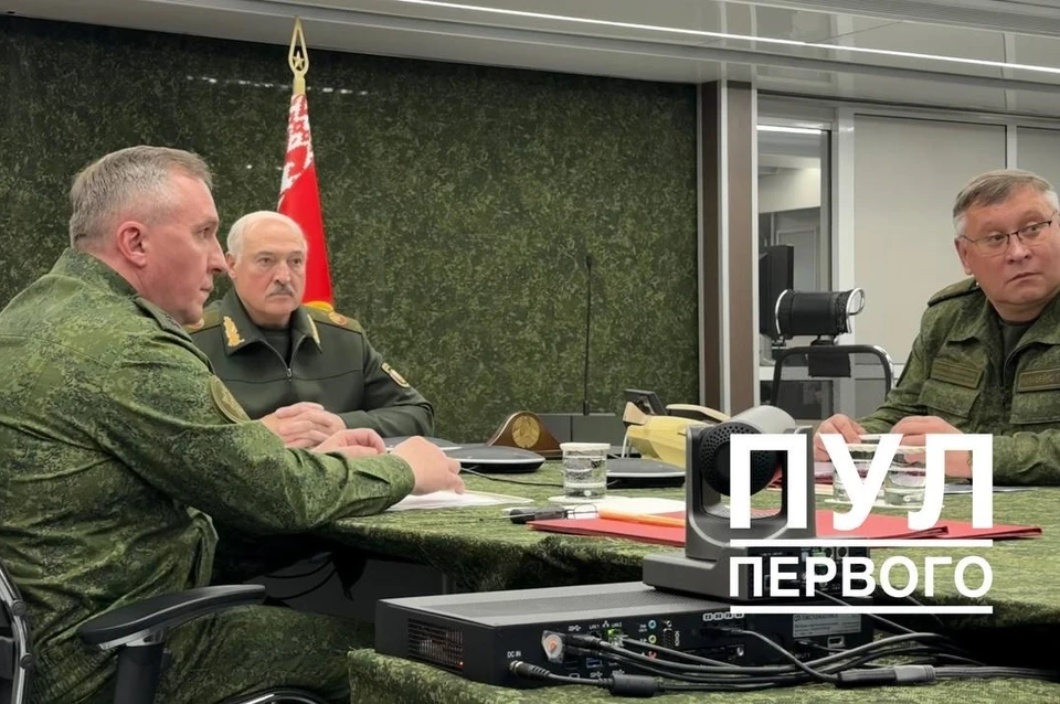 Лукашенко в пункте управления, а Путин по видеосвязи проводят совместную тренировку с ядерным оружием. Фото: телеграм-канал «Пул Первого».