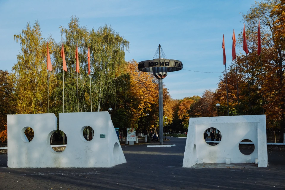 В парке Гагарина когда-то стоял списанный самолет АН-10А, его использовали как кинотеатр