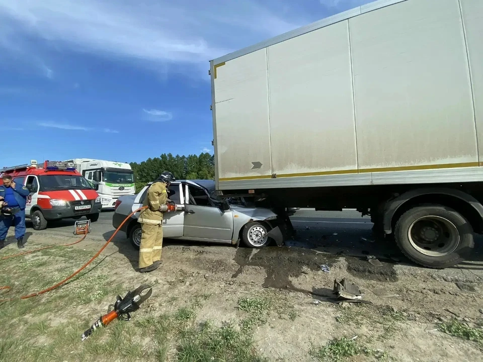 Водителя легковушки с места ДТП доставили в больницу и госпитализировали, а ее пассажир, к сожалению, погиб. Фото: Центр по делам ГО, ПБ и ЧС.