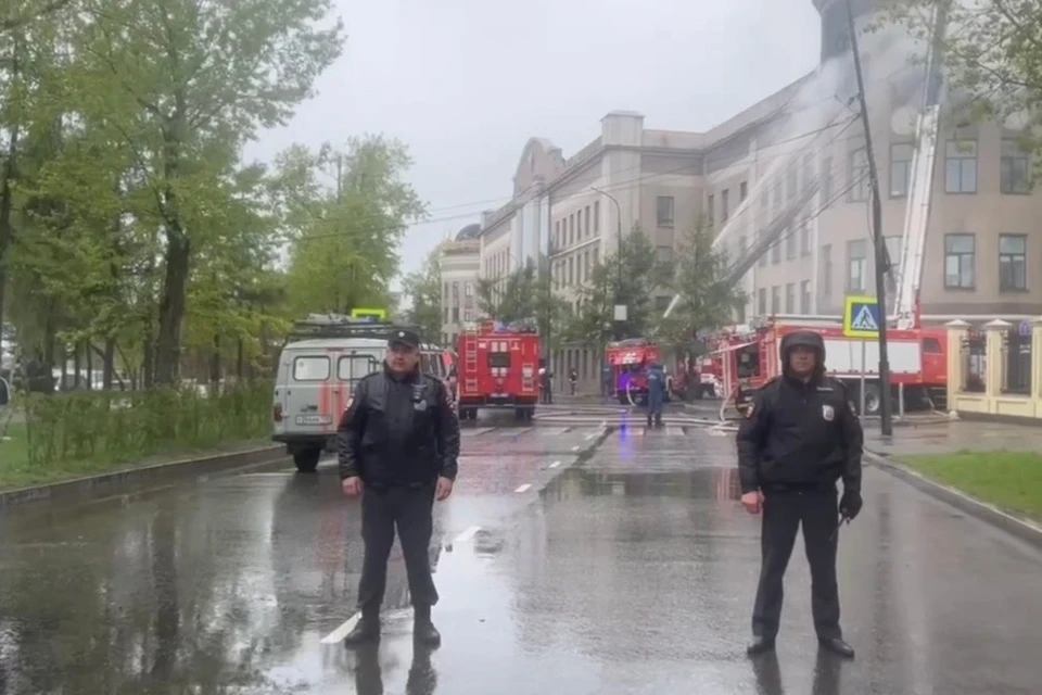 Полиция оцепила здание научного института в Иркутске из-за пожара.