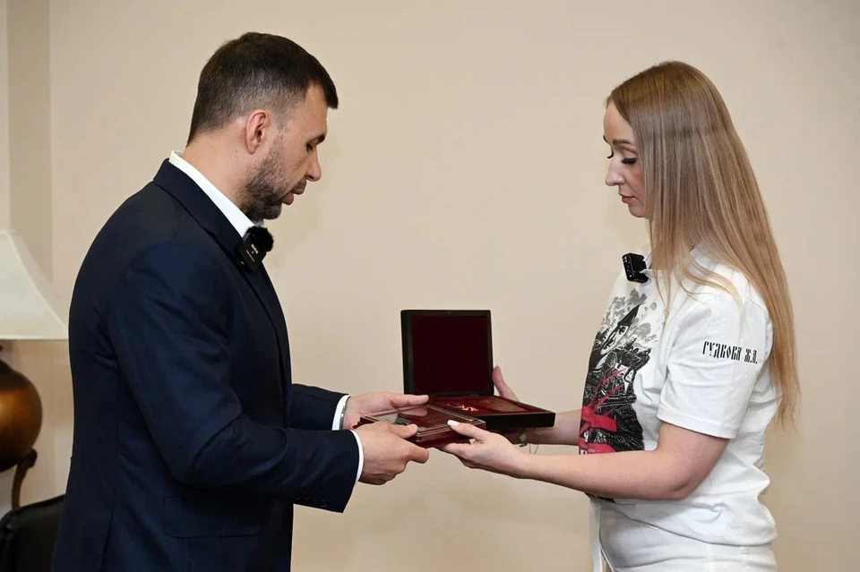 Михаил Евгеньевич сделал все, чтобы враг не прошел. Но сам погиб. Денис Пушилин Золотую Звезду Героя передал вдове генерал-майора