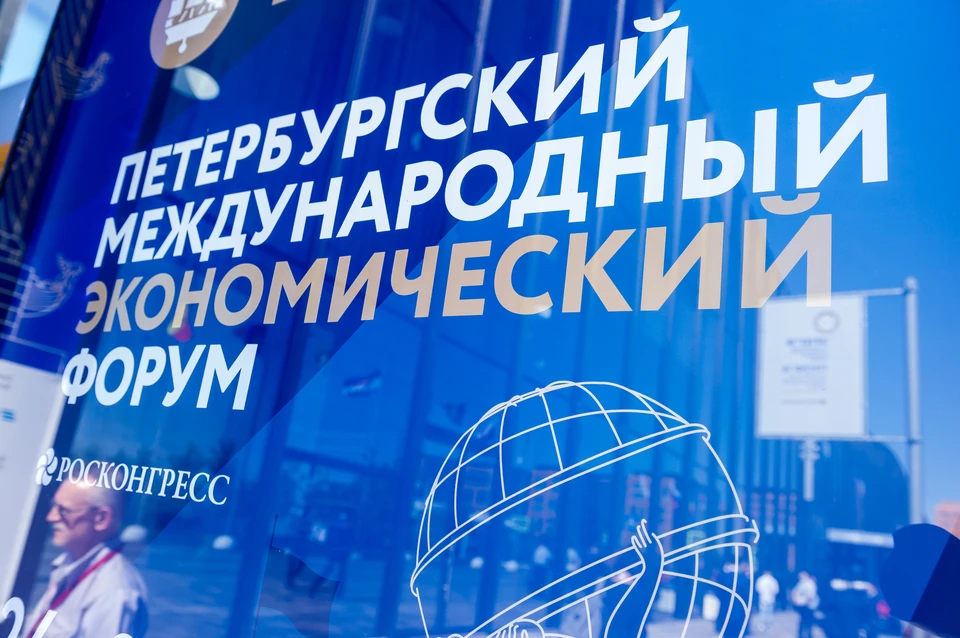 Кук признает, что форум в Петербурге прежде всего деловой, но по экономике он выступать не собирается.