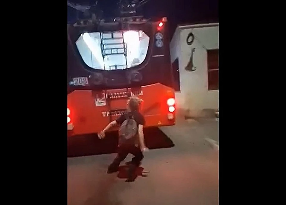 В калужском троллейбусе подростки пытались выломать форточку и висли на наружной лестнице.