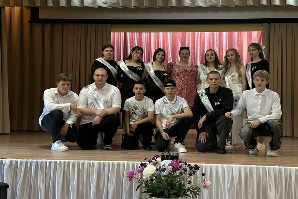 В школах каховского округа прошел "последний звонок". Фото: тг-канал Павла Филипчука