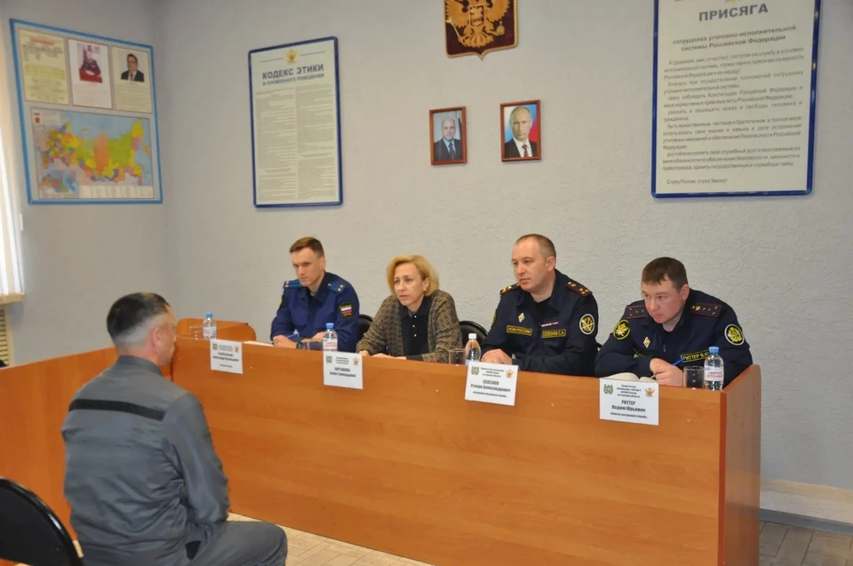 Представители прокуратуры и аппарата омбудсмена во время обхода исправительной колонии № 4. Фото: пресс-служба прокуратуры Томской области