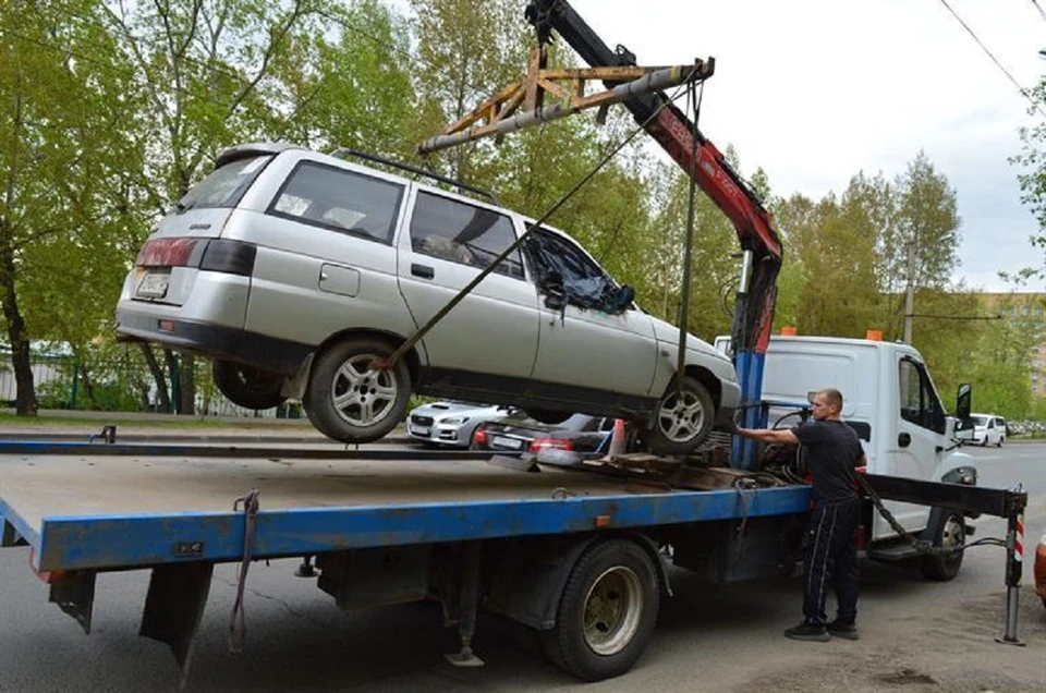 Больше 100 брошенных авто выявили в Октябрьском районе в 2026 году. Фото: мэрия