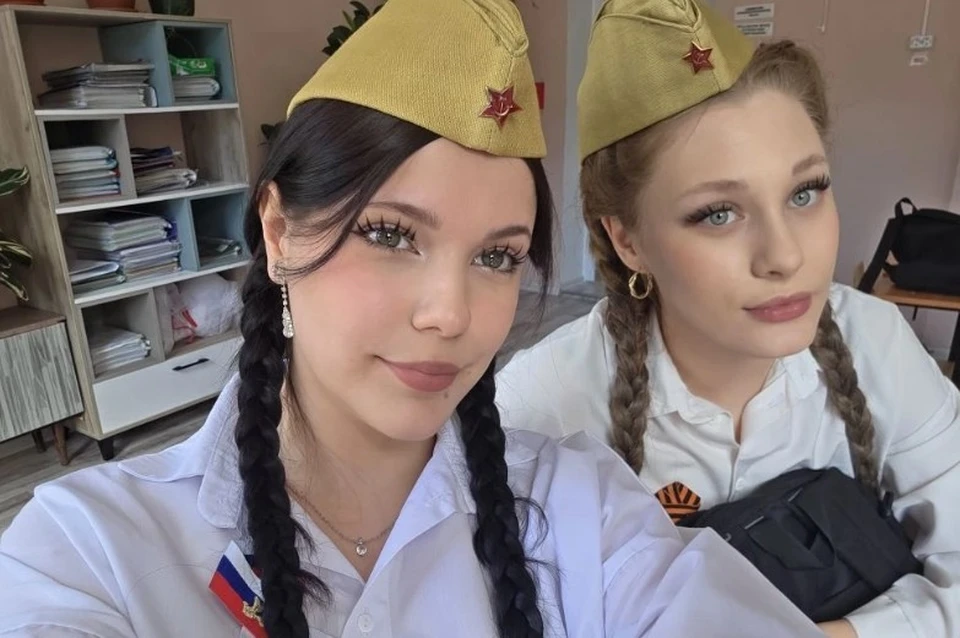 17-летние подруги Алёна Ковальчук (на фото справа) и Алина Хафизова с детства не разлей вода. Фото: личный архив.