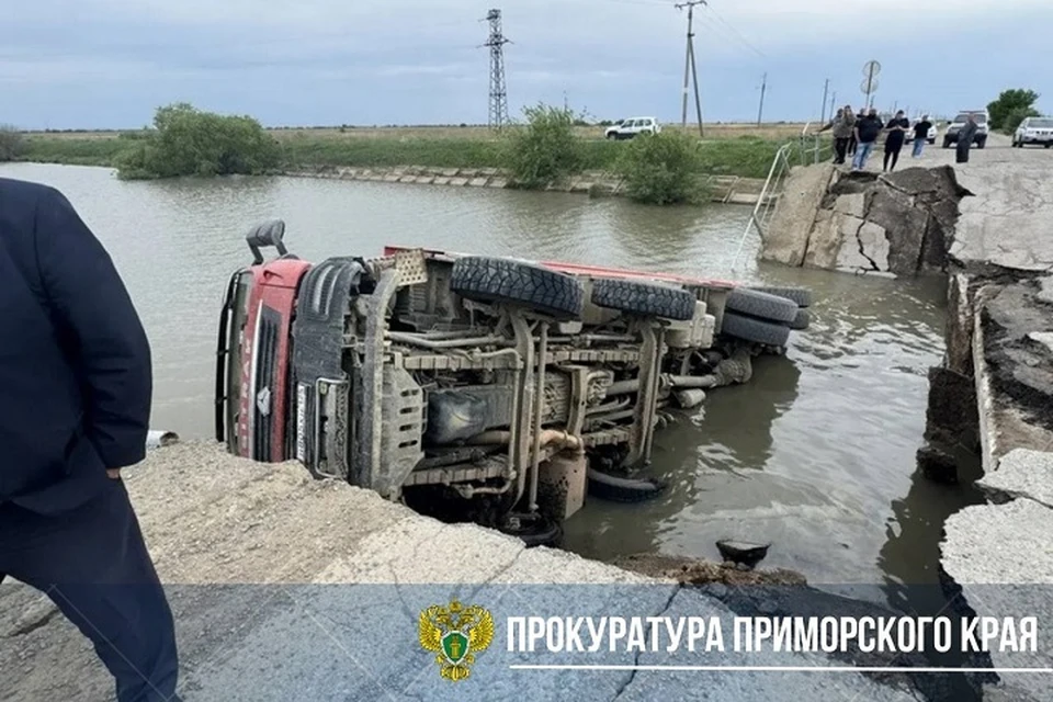 Лодочную переправу организовали у разрушенного большегрузом моста Фото: прокуратура Приморского края