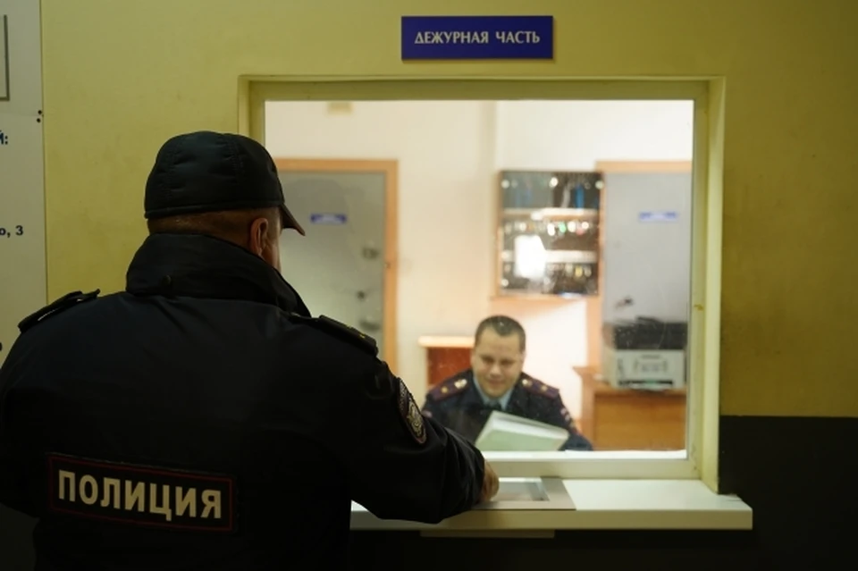 Дома у девочки никого не оказалось, ребенка передали сотрудникам ПДН.