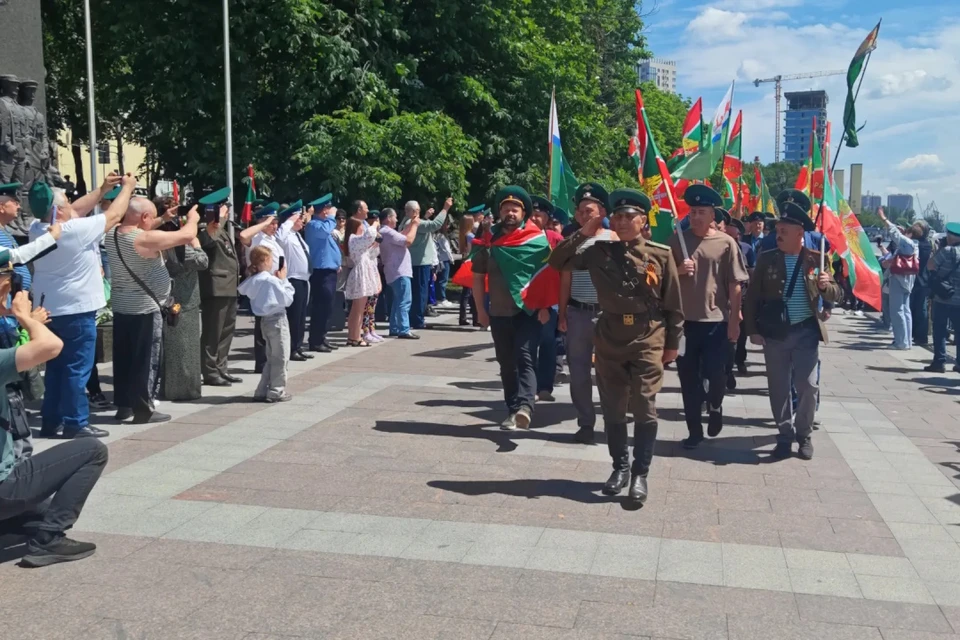 Основные торжества прошли у монумента "Пограничникам всех поколений" на набережной Дона.
