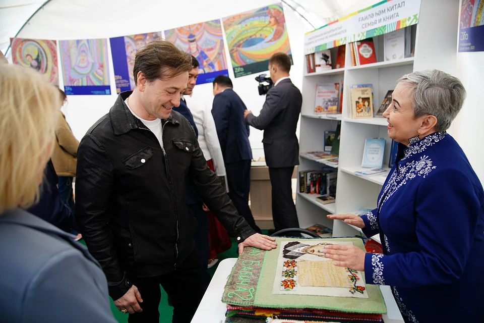 Дочь Мустая Карима подарила Безрукову сборник стихов отца, артист принял его с огромной благодарностью.