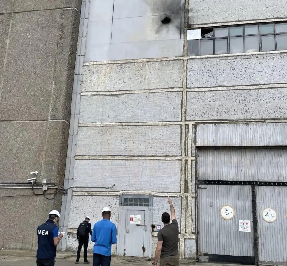 Удар ВСУ пробил стену в машинном зале. ФОТО: Михаил Ульянов.