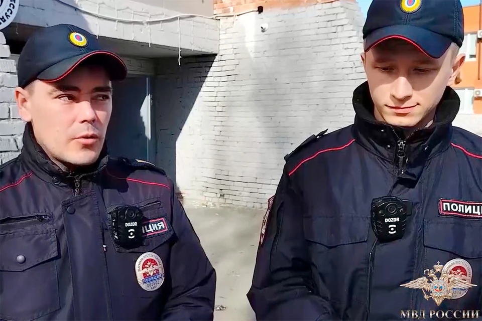 Награждены полицейские, спасшие детей из пожара. Фото: скрин видео МВД РФ.
