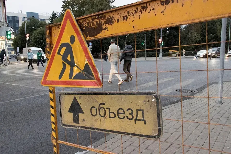 Водителей призвали не парковать машины на тепловых люках.