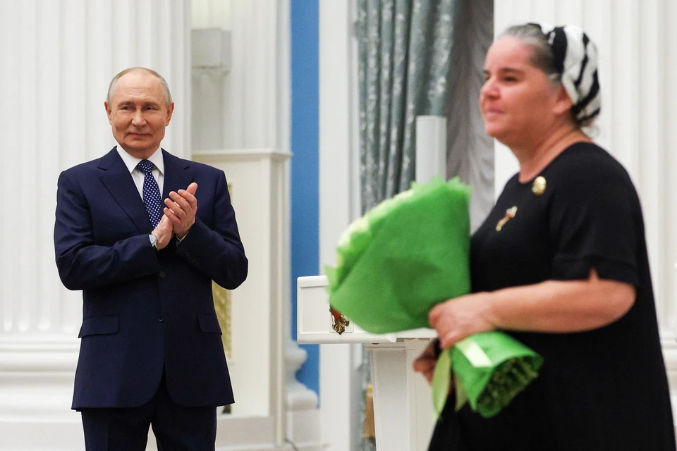 Владимир Путин во время церемонии вручения орденов "Мать-героиня" и "Родительская слава" в Кремле в Международный день защиты детей. Фото: Вячеслав Прокофьев/пресс-служба президента РФ/ТАСС