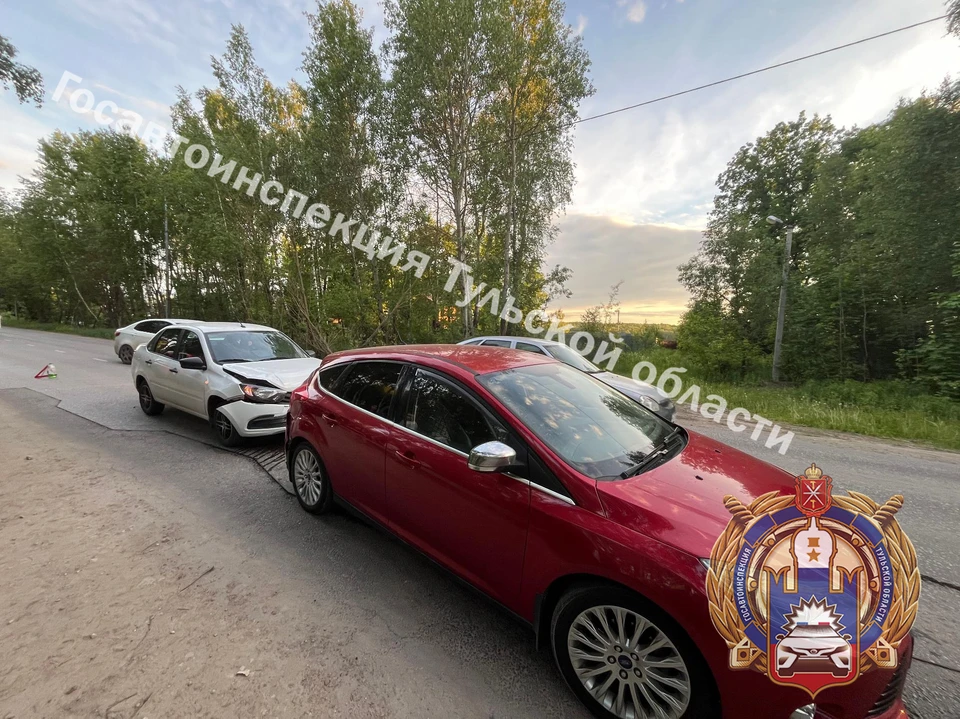 В тульском поселке Молодежный столкнулись автомобили Lada и Ford.