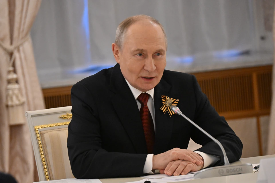 Владимир Путин попробовал хлеб по рецепту времен Великой Отечественной
