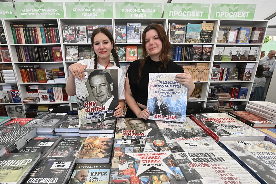 Возле Кремля начал работу ХII Книжный фестиваль «Красная площадь»