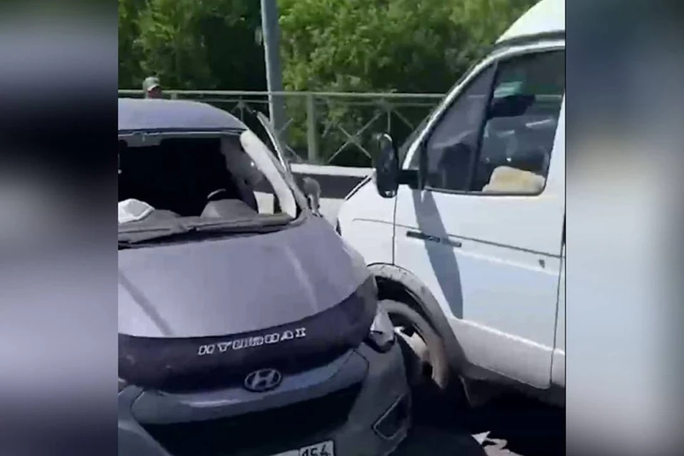 Авария с участием трех легковых автомобилей и одной газели произошла на Бердском шоссе. Фото: скриншот из видео «АСТ-54 Новосибирск».