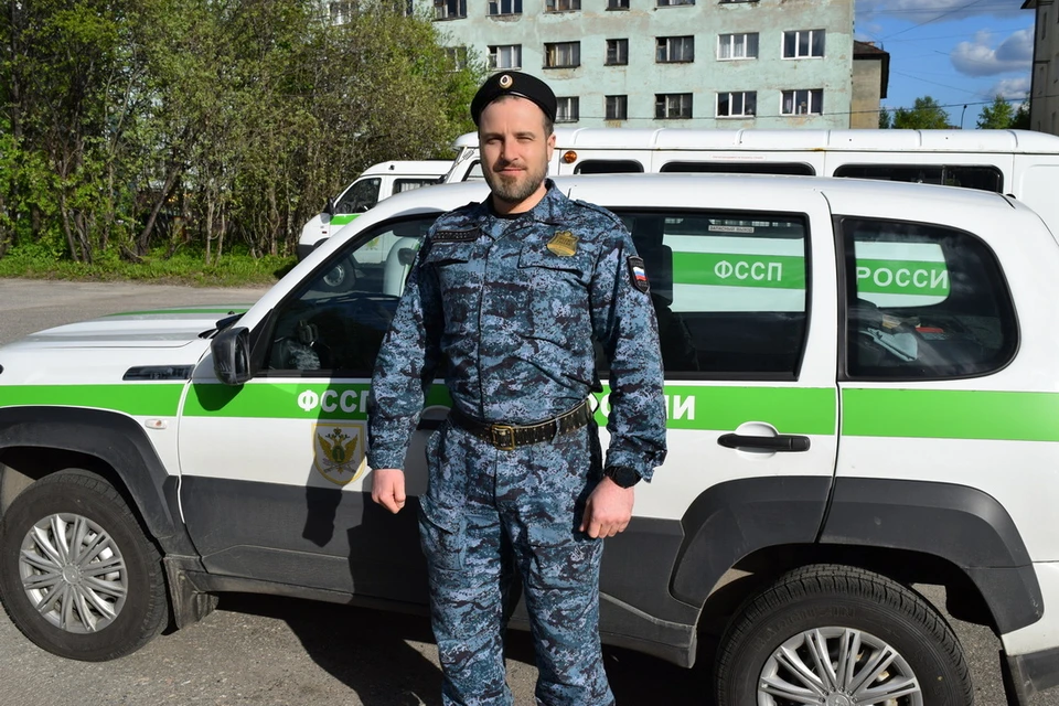 Во время общения сотрудник ФССП заметил, что мужчина пьян, и вызвал сотрудников Госавтоинспекции. Фото: Управление Федеральной службы судебных приставов по Мурманской области