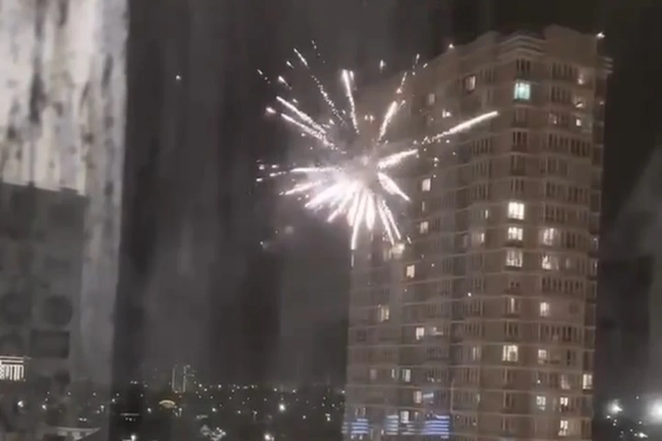 Салют шумел в вечернее время