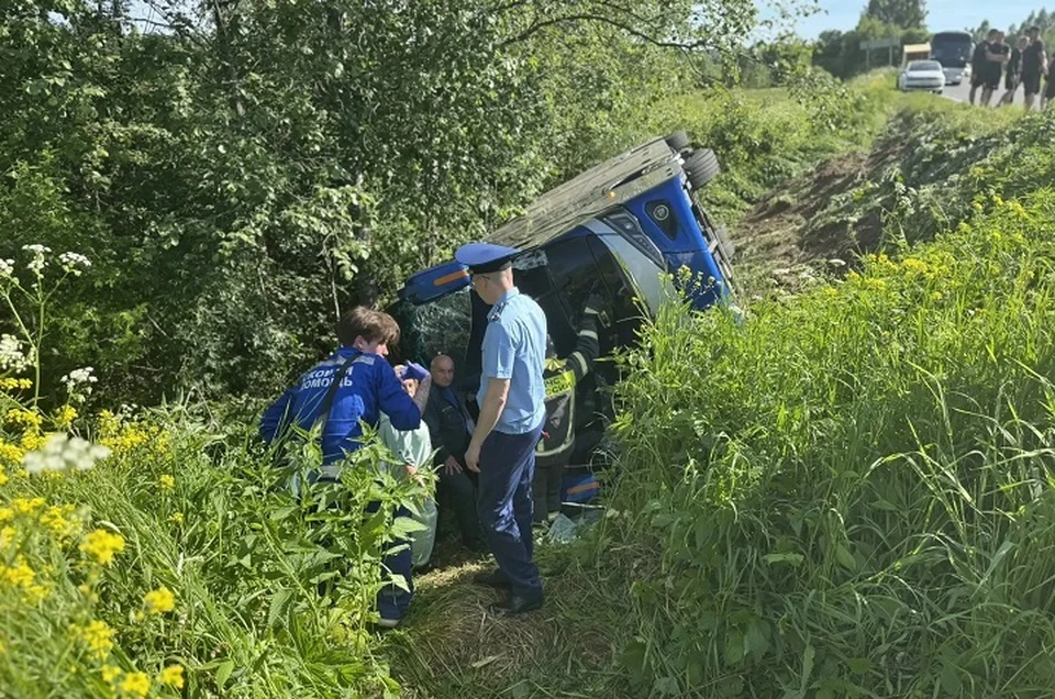 Туристический автобус с 32 пассажирами попал в ДТП под Ярославлем.