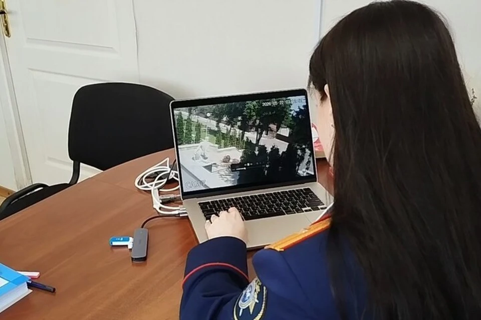 Следователи изучили камеры и задержали мужчину. Фото: стоп-кадр видео СКР