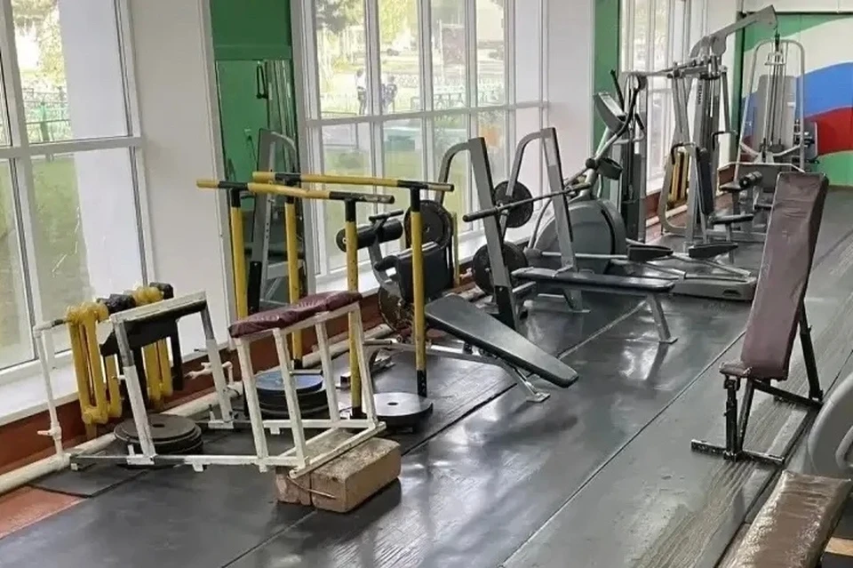 Девушка занималась в зале и выполняла упражнение с весом, который не подходил ни по возрасту, ни по физическим данным.