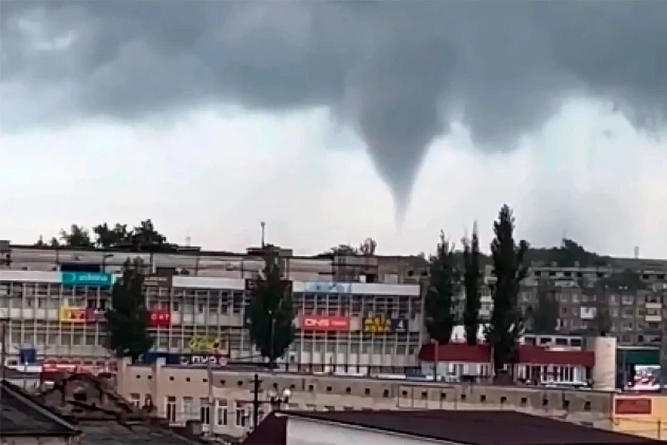 Жители Керчи сняли на видео огромный смерч