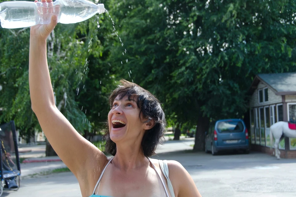 Некоторым людям нужно пить от 0,5 литра воды в час. Соблюдение важных правил позволит не рухнуть в обморок в жару